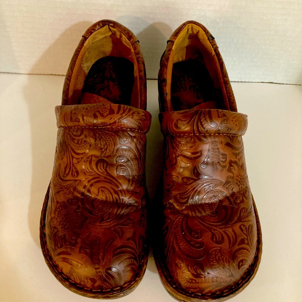 BOC Born Concept “Peggy” Brown Tooled Leather  Nursing Shoes. Size 8 M